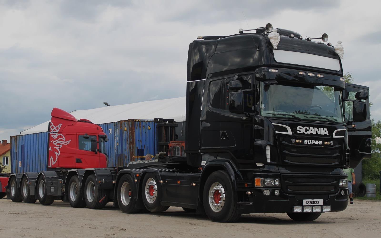 Dwa ciągniki Scania z kontenerami morskimi na placu bazy OLETRANS
