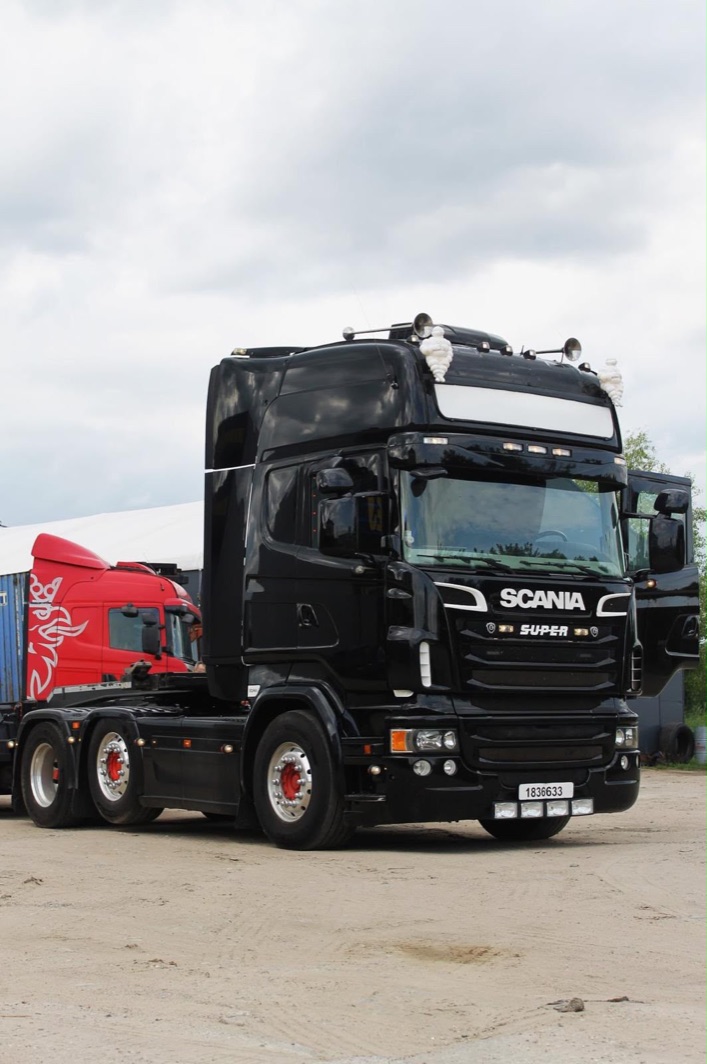 Ciągnik siodłowy Scania R w czarnym malowaniu