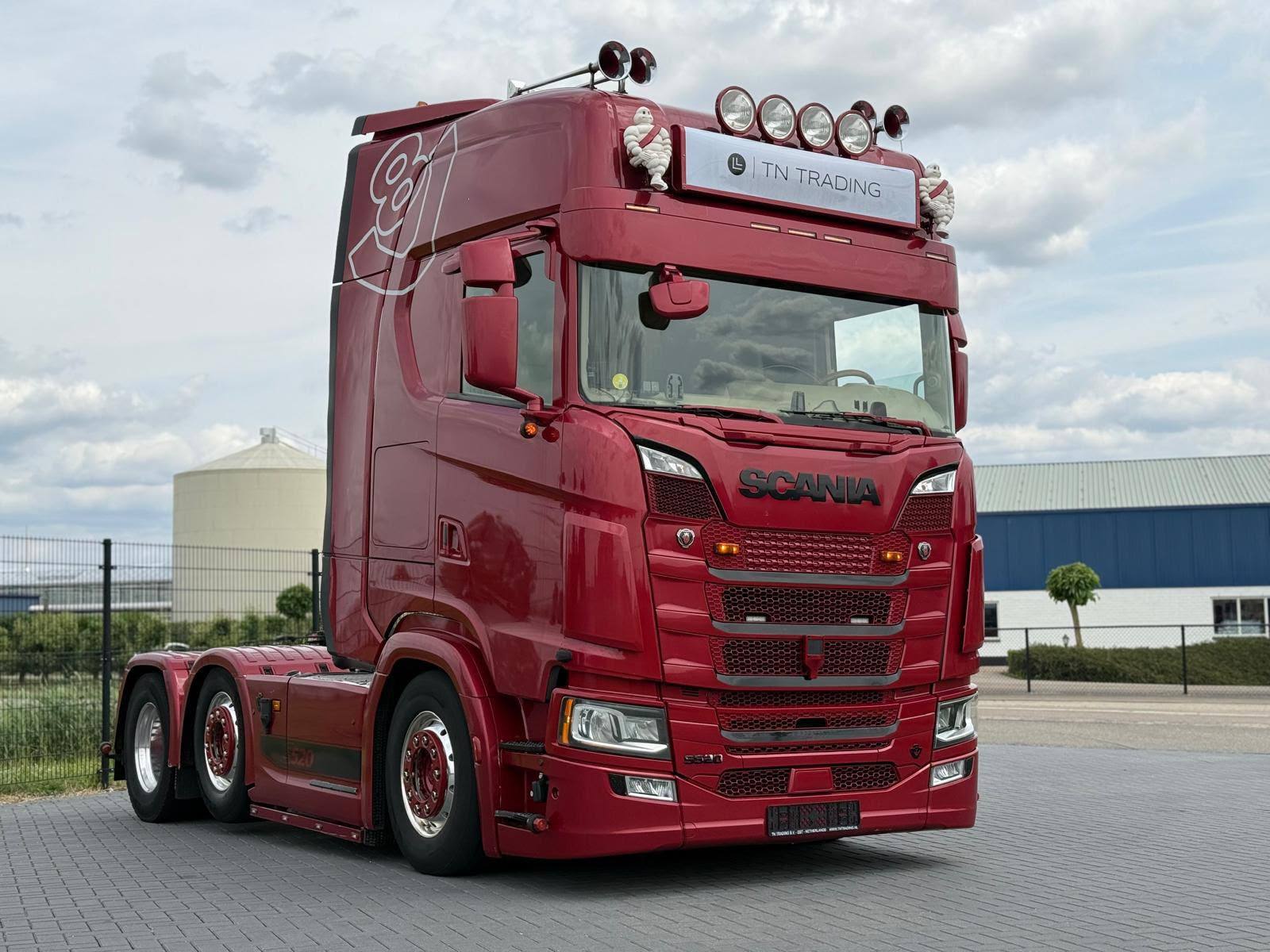 Czerwony ciągnik Scania serii S na placu