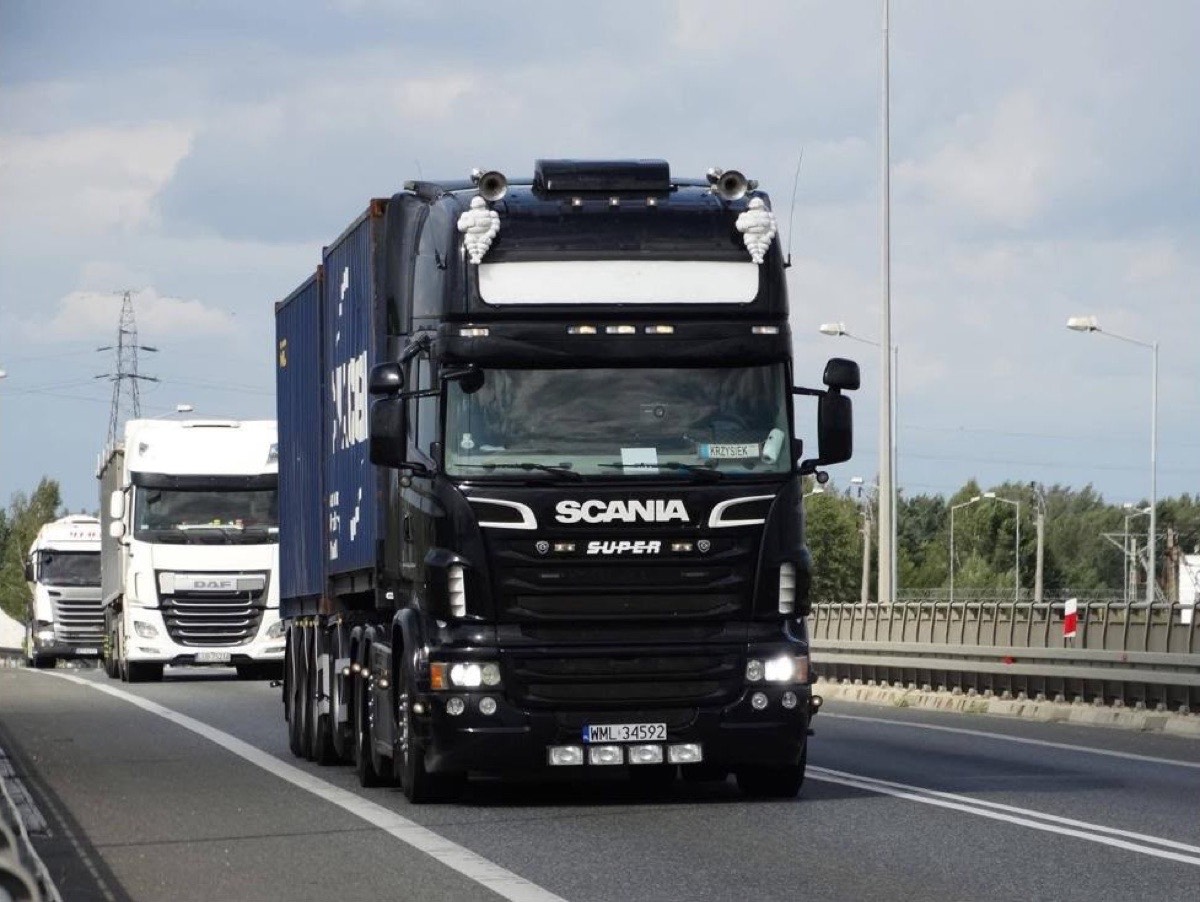 Ciągnik Scania OLETRANS z kontenerem na autostradzie